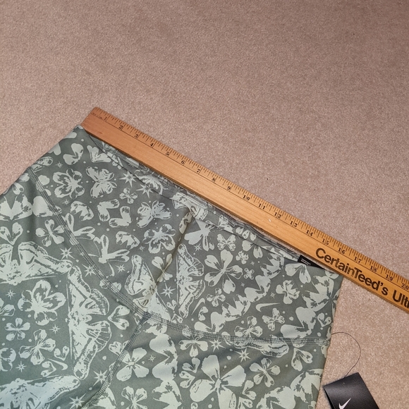 Nwts Women's Nike training dri-fit green butterfly bike shorts - Picture 4 of 16